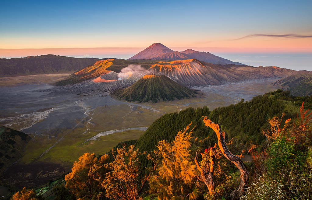 There are five overlapping stratovolcanoes inside a large caldera. Indonesia in a nutshell | Bespoke Indonesia Holiday